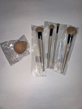 🆕 Farmasi makeup brush set